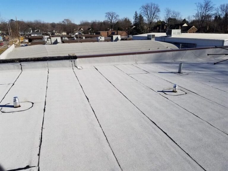 Granulated modified bitumen roof surface at a parapet wall